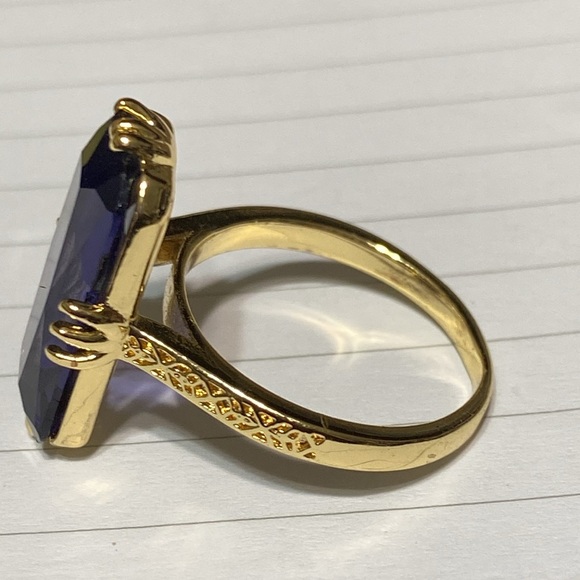 Yellow Gold tone with large faceted rectangular purple stone size 8 1/4 - Picture 4 of 11